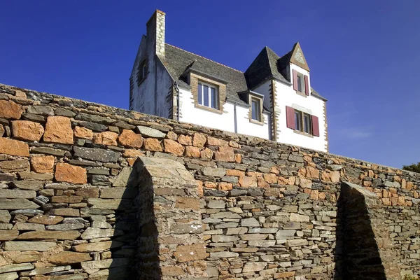 海海岸線 フランスの伝統的な家 — ストック写真