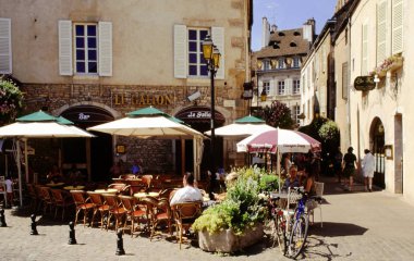 Beune ziyaretçi ile açık kafe görünümünü