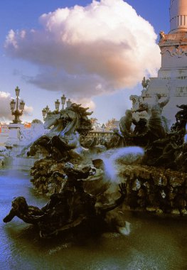 Erkek, kadın ve atlar Resimler, Bordeaux, Fransa ile antik Çeşme 