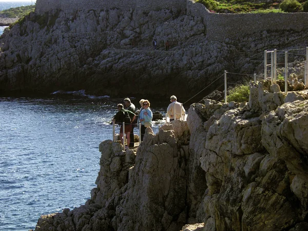 Туристы Прогуливающиеся Скалистому Морскому Берегу Прованса Днем Франция — стоковое фото