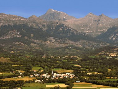 sokak ısmarlayarak Alp Dağları arka planda, Fransa