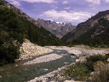 Alpler arka plan, nehirde dağ Fransa akan
