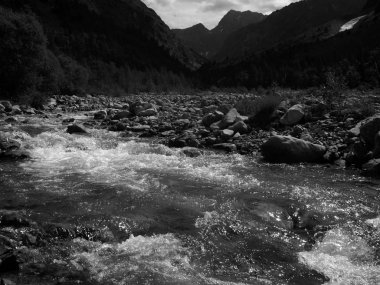 tek renkli fotoğraf akan dağ Nehri üzerinde Alps arka plan, Fransa