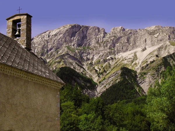 Bekijken Van Oude Kerk Achtergrond Van Alpen Frankrijk — Stockfoto