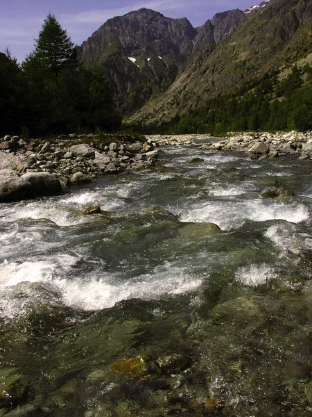 Fluyendo Río Montaña Fondo Los Alpes Francia — Foto de Stock