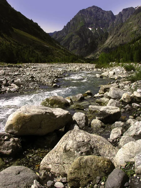 Rio Montanha Fluindo Fundo Alpes França — Fotografia de Stock