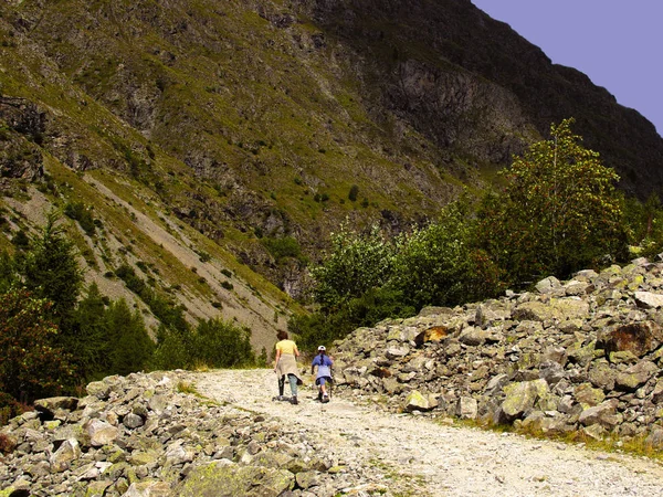 People Hiking Alps Mountains Daytime France — Stock Photo, Image