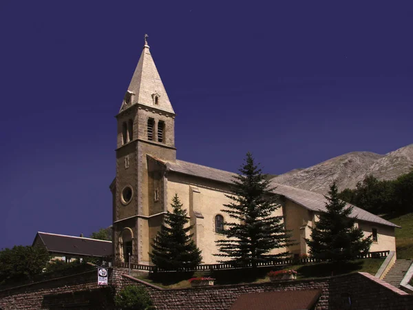 Bekijken Van Oude Kerk Blauwe Hemelachtergrond Provence Frankrijk — Stockfoto