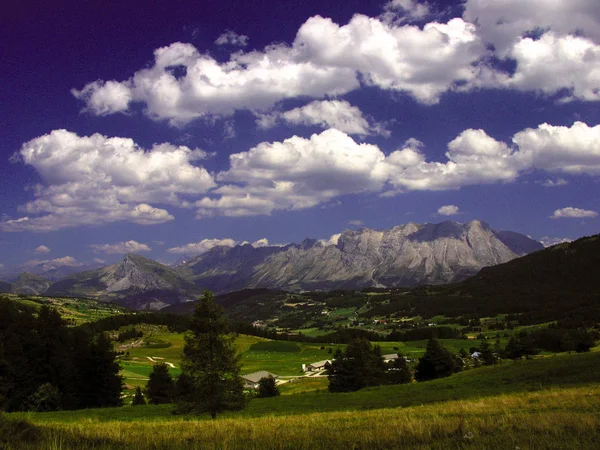 Vue Sur Ruelle Sur Fond Montagnes Des Alpes France — Photo