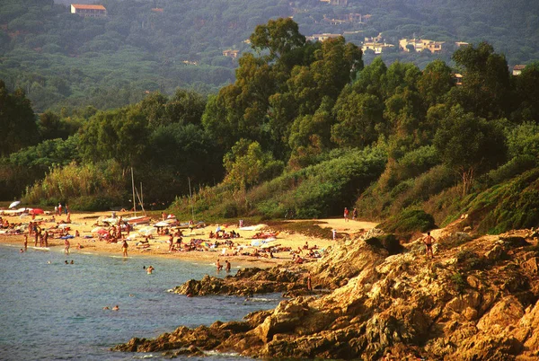 Utsikt Över Turist Människor Som Vilar Havsstranden Dagtid — Stockfoto