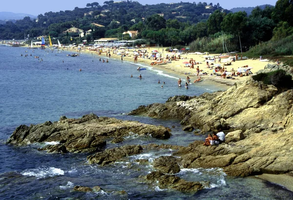 Vista Los Turistas Descansando Orilla Del Mar Durante Día — Foto de Stock