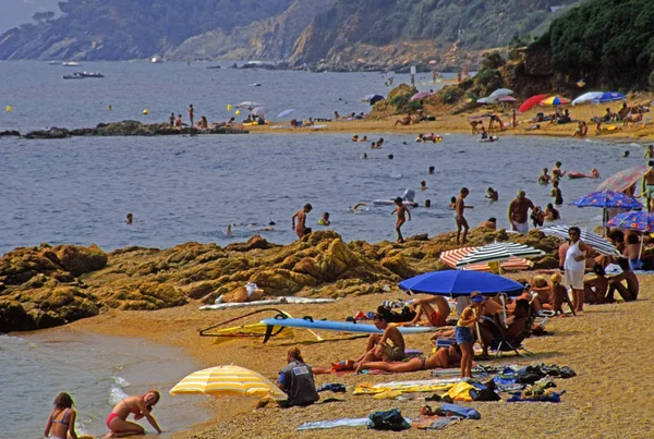 Vista Pessoas Turísticas Descansando Costa Mar Durante Dia — Fotografia de Stock