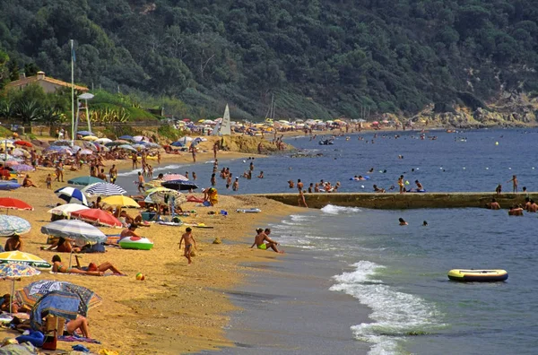 Vista Los Turistas Descansando Orilla Del Mar Durante Día — Foto de Stock