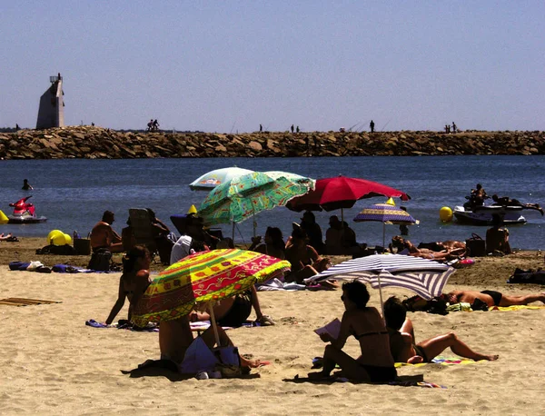 Vista Pessoas Relaxantes Praia Grande Motte França — Fotografia de Stock