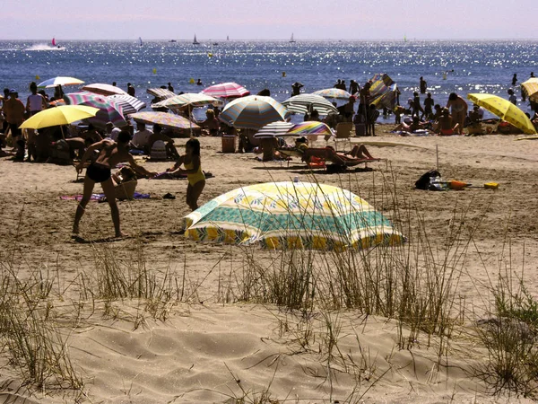 Προβολή Των Ανθρώπων Χαλάρωση Στην Παραλία Της Grande Motte Γαλλία — Φωτογραφία Αρχείου