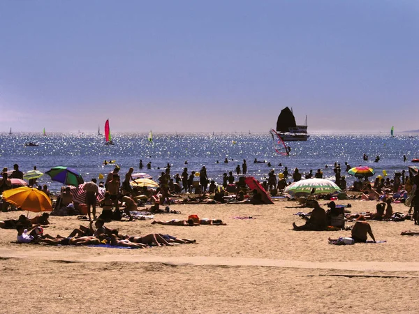 Visa Människor Avkopplande Stranden Grande Motte Frankrike — Stockfoto