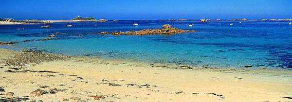 Vue Sur Littoral Granit Rose Avec Des Bateaux Flottant Jour — Photo