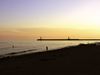Sahilde günbatımı sırasında Languedoc, Fransa insanlar