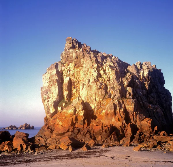 昼間に上昇した岩の海岸がグラニ空港の表示 — ストック写真