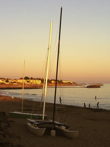 在法国朗格多克日落时在海滩散步的人们 — 图库照片
