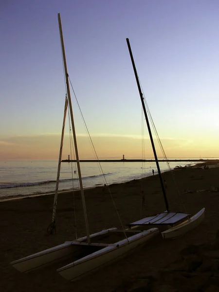 Люди Йдуть Пляжі Під Час Заходу Сонця Лангедок Франції — стокове фото