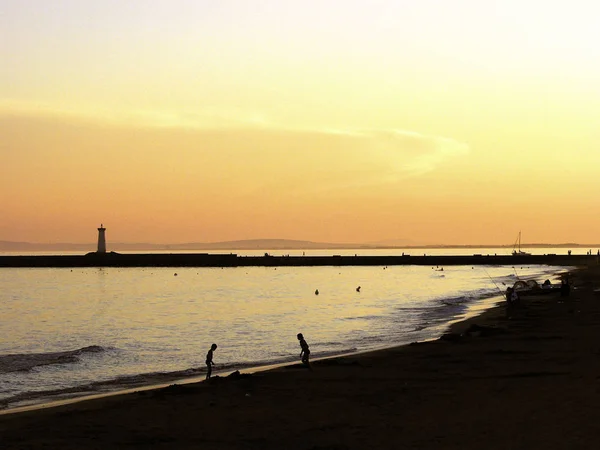 Persone Che Camminano Spiaggia Durante Tramonto Languedoc Francia — Foto Stock