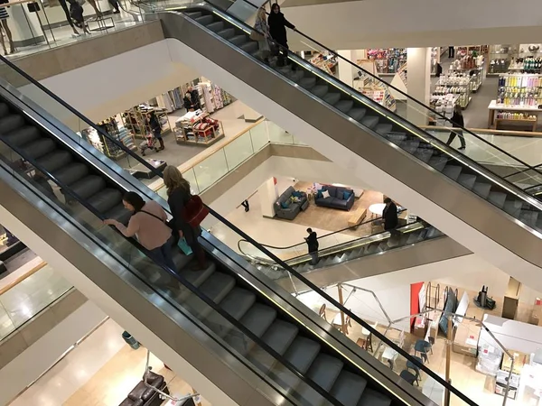 Nsanların Görünümünü Üzerinde Hareketli Merdiven Alışveriş Merkezi — Stok fotoğraf