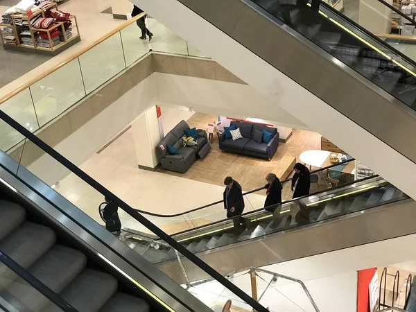 Nézd Emberek Mozgó Lépcső Shopping Mall — Stock Fotó
