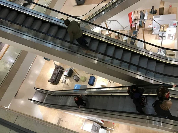 Nézd Emberek Mozgó Lépcső Shopping Mall — Stock Fotó