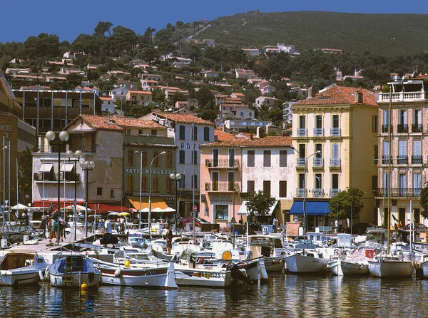 Βάρκες Ελλιμενισμού Στο Λιμάνι Της Γαλλικής Πόλης Την Ημέρα — Φωτογραφία Αρχείου