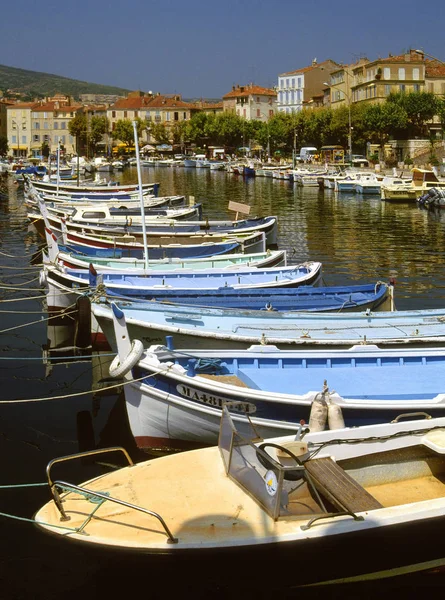 Båtar Förtöjning Vid Hamnen Franska Staden Dagtid — Stockfoto