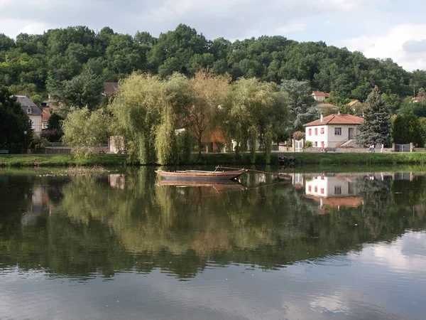 Vista Lago Com Edifícios Terra Durante Dia Lalinde França — Fotografia de Stock