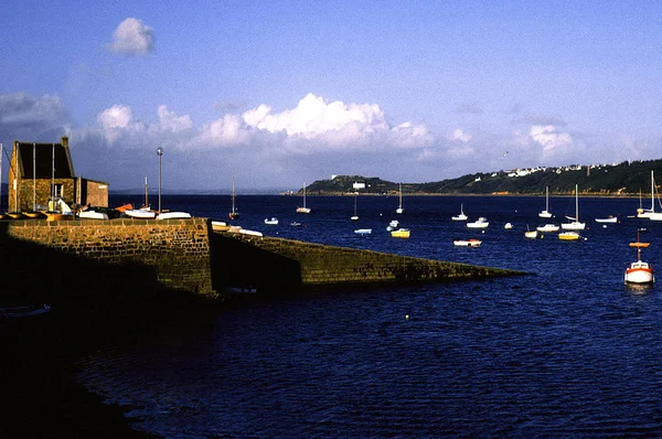 Vista Los Barcos Flotando Por Mar Durante Día — Foto de Stock