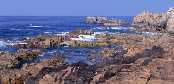 Costa Del Mar Rocoso Sobre Fondo Cielo Azul —  Fotos de Stock