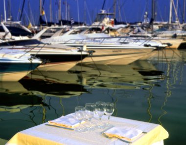 gündüz Fransız şehrinin limanında demirleyen tekneler 