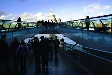 Londra, Thames Nehri üzerinden Millennium Köprüsü