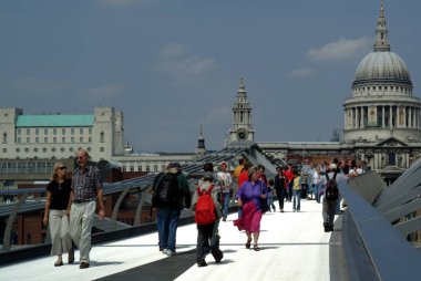 Londra, Thames Nehri üzerinden Millennium Köprüsü