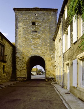 eski mimari Monpazier sokaklarında, gündüz Fransa görüntülemek