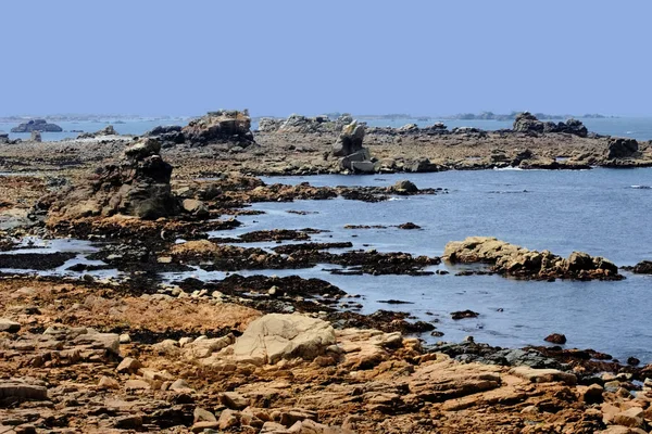 Costa Rochosa Com Mar Fundo Céu Azul — Fotografia de Stock