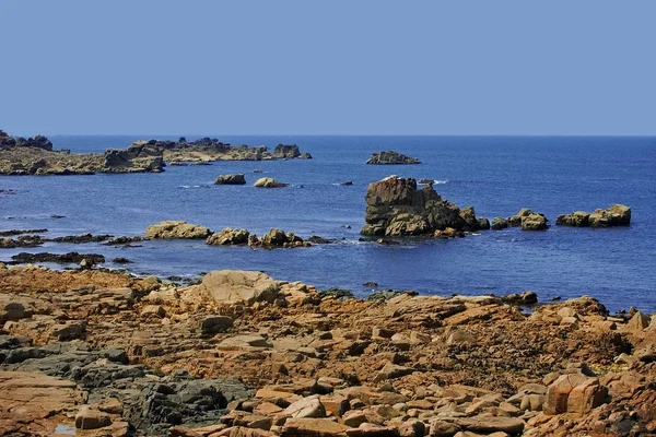 Costa Rocosa Con Mar Sobre Fondo Azul Del Cielo —  Fotos de Stock