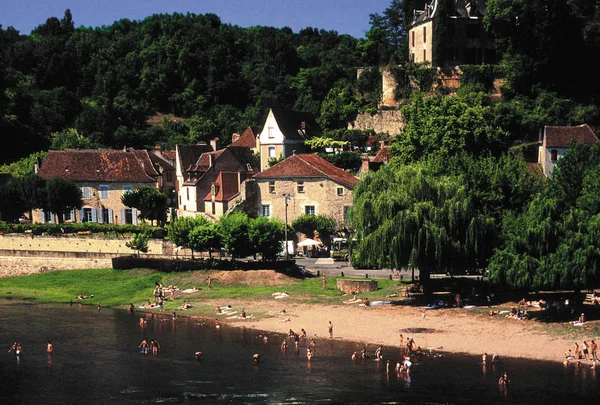 Emberek Fürdőzésre Pihenésre Alkalmas Dordogne Folyótól Franciaország — Stock Fotó