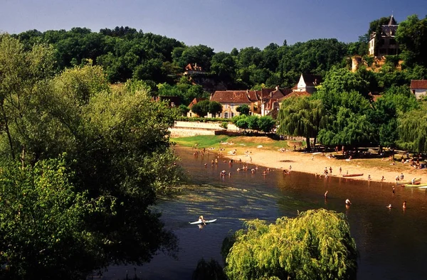 Emberek Fürdőzésre Pihenésre Alkalmas Dordogne Folyótól Franciaország — Stock Fotó