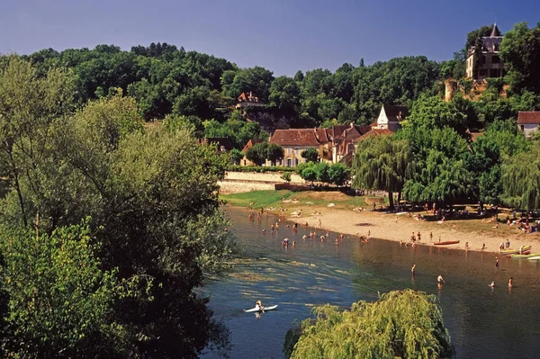 Emberek Fürdőzésre Pihenésre Alkalmas Dordogne Folyótól Franciaország — Stock Fotó