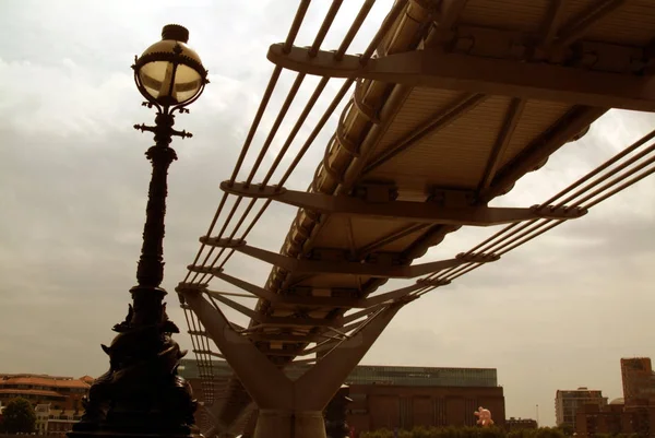 Londra Thames Nehri Üzerinden Millennium Köprüsü — Stok fotoğraf