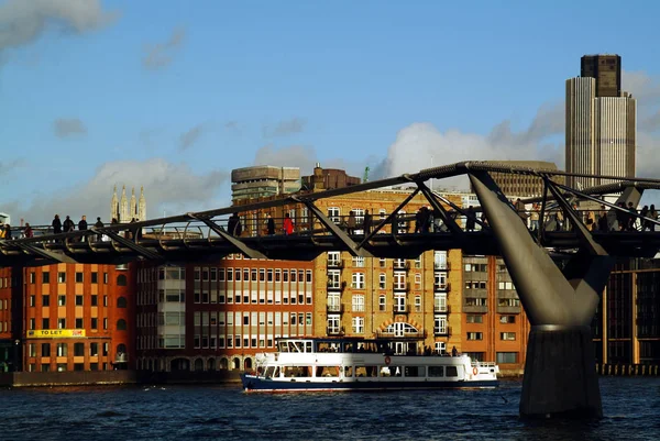 Ponte Millennium Sobre Rio Tâmisa Londres Inglaterra — Fotografia de Stock