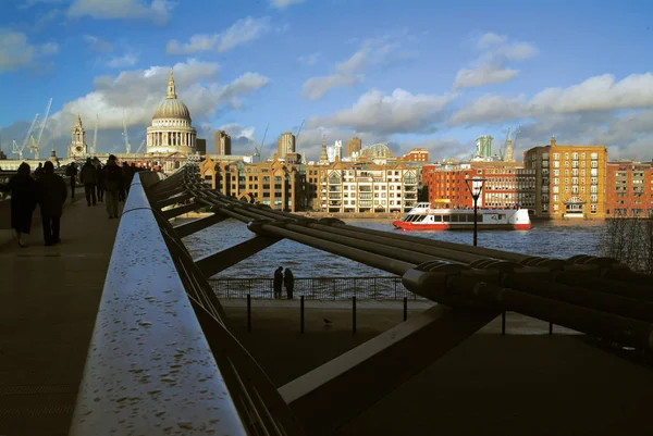 Londra Thames Nehri Üzerinden Millennium Köprüsü — Stok fotoğraf