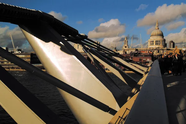 Londra Thames Nehri Üzerinden Millennium Köprüsü — Stok fotoğraf