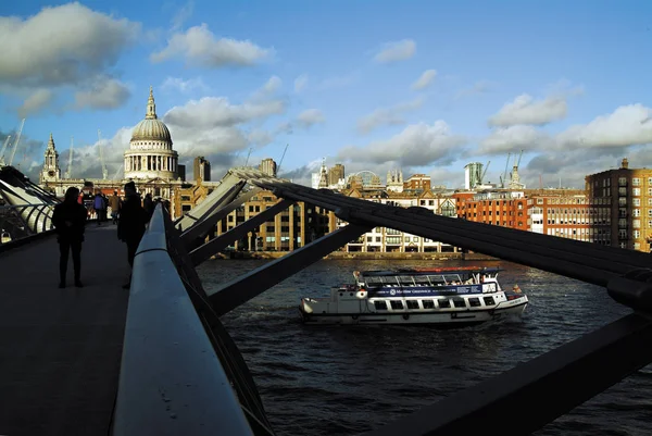 Londra Thames Nehri Üzerinden Millennium Köprüsü — Stok fotoğraf