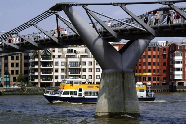 Ponte Millennium Sobre Rio Tâmisa Londres Inglaterra — Fotografia de Stock