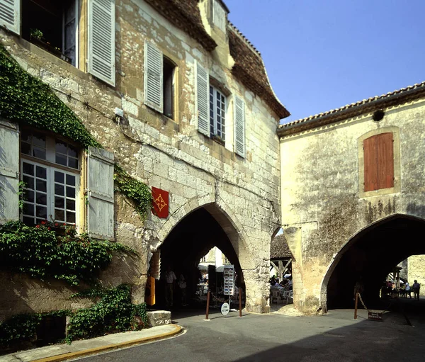 Vista Arquitetura Antiga Nas Ruas Monpazier Durante Dia França — Fotografia de Stock